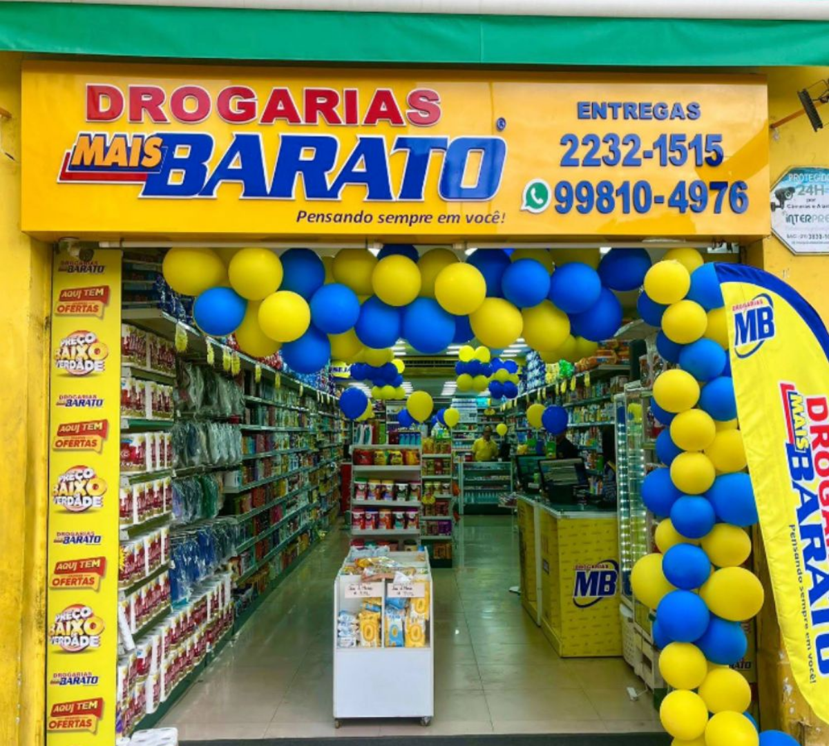 Farmacêutica atendendo cliente com atenção e cuidado