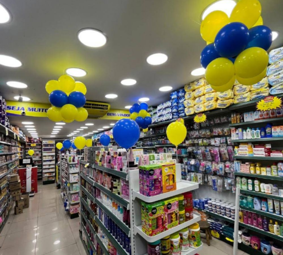 Corredor com ampla variedade de produtos de saúde e bem-estar