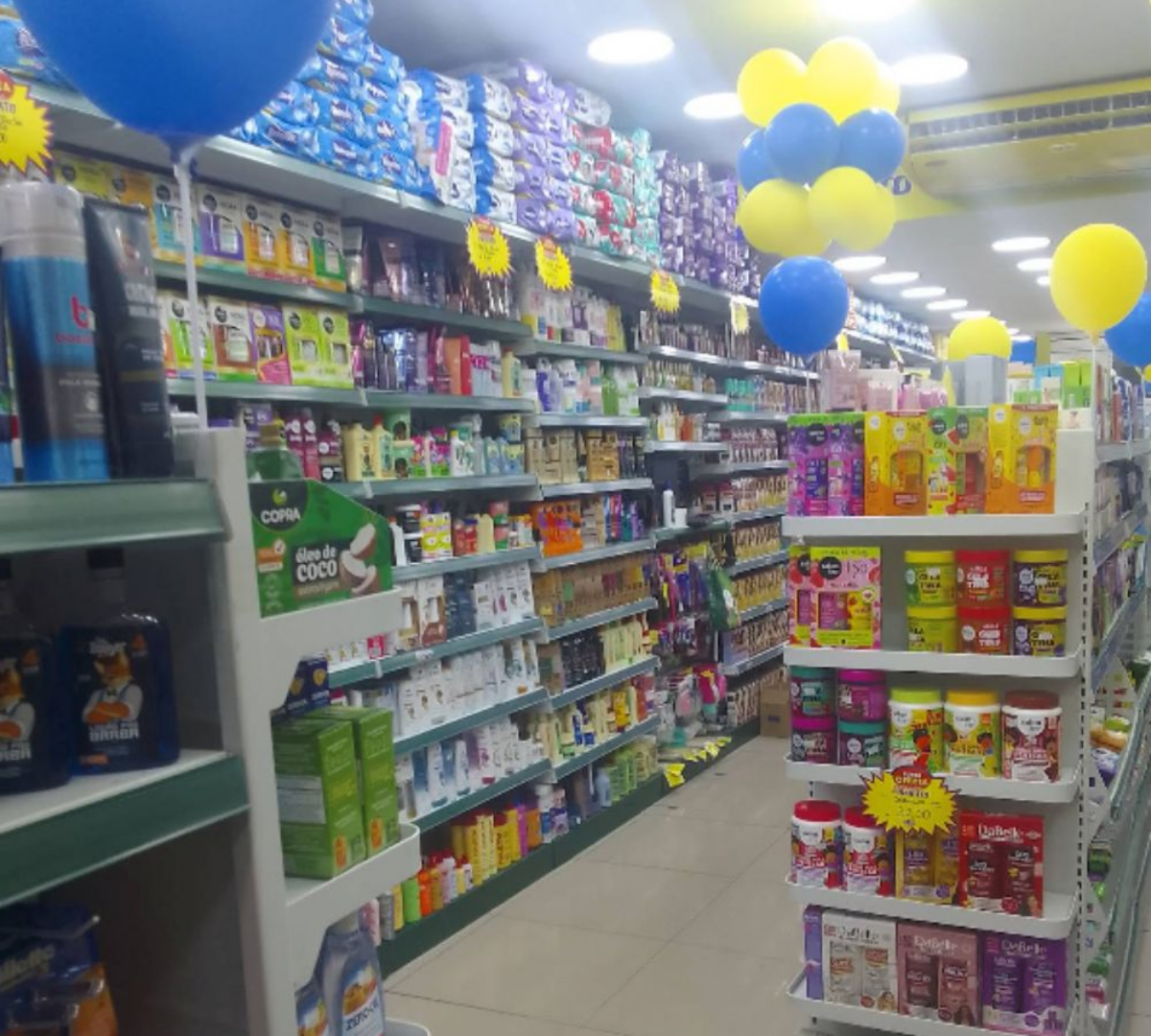 Interior espaçoso e organizado da Drogarias Mais Barato